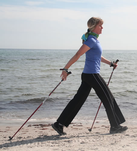 Frau beim Nordic Walking